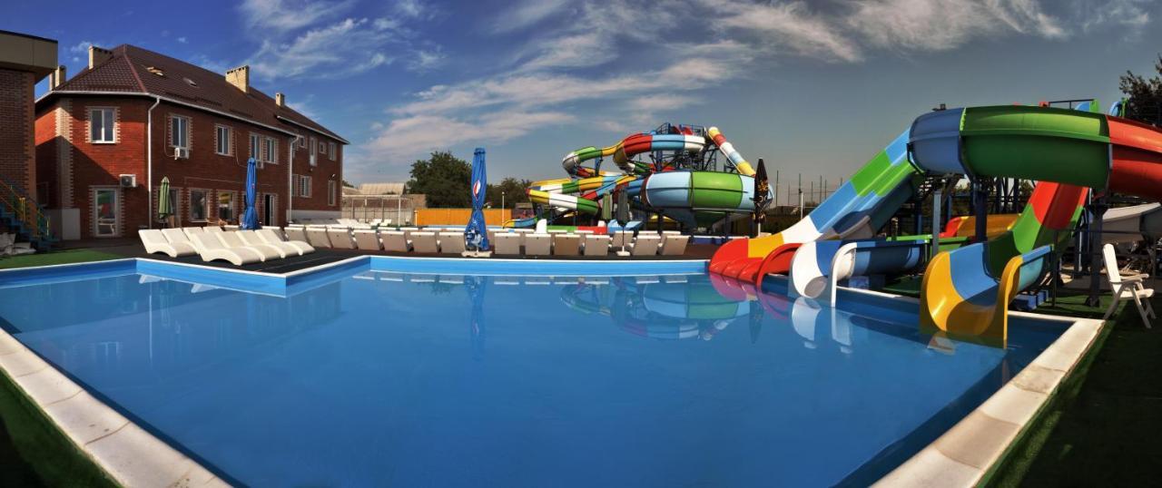 Lux Aquapark מלון